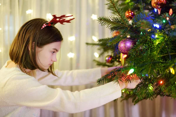 유리로 크리스마스 트리를 장식하는 스러운 크리스마스 트리를 망치고 집에서 크리스마스를 — 스톡 사진