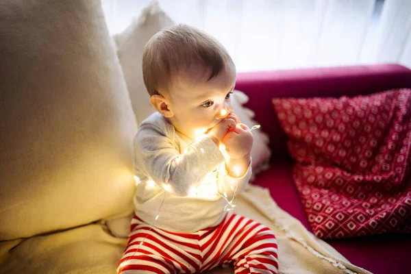 Feliz Niño Jugando Con Las Luces Navidad Una Acogedora Sala — Foto de Stock