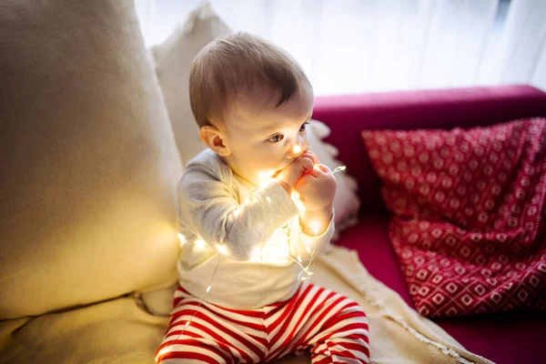 Menino Feliz Brincando Com Luzes Chistmas Uma Acolhedora Sala Estar — Fotografia de Stock