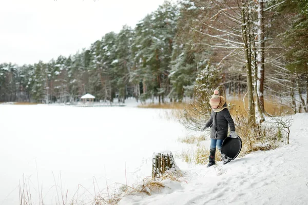Vtipná Mladá Dívka Baví Saněmi Krásném Zimním Parku Roztomilé Dítě — Stock fotografie