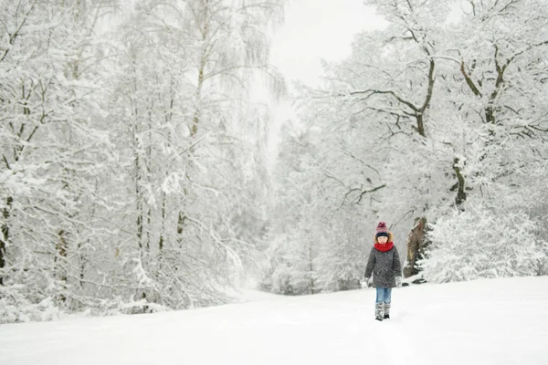 Schattig Jong Meisje Dat Zich Vermaakt Een Prachtig Winterpark Tijdens — Stockfoto