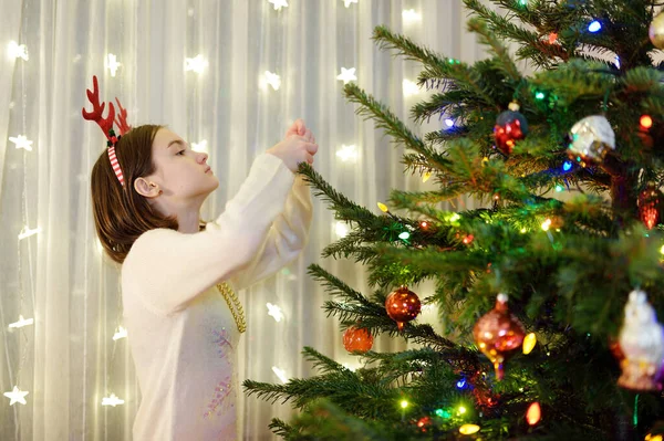 Menina Adorável Decorando Árvore Natal Com Bugigangas Vidro Coloridas Aparar — Fotografia de Stock