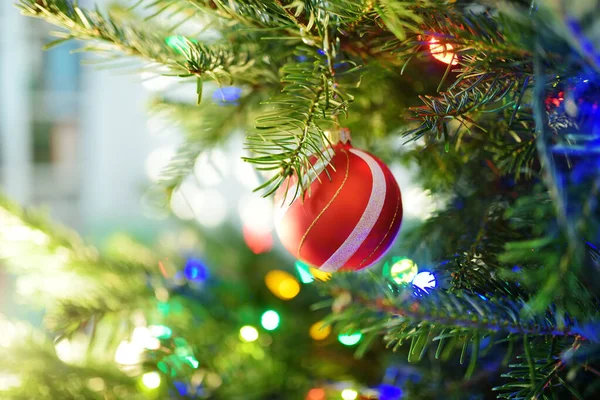 Boules Noël Sur Sapin Noël Sur Fond Lumières Célébrer Noël — Photo