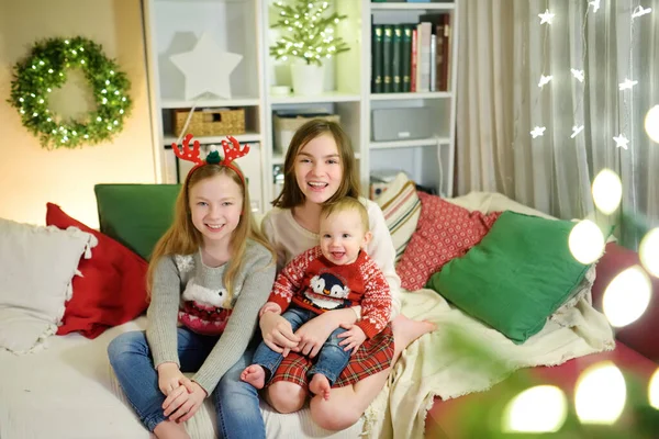 Zwei Ältere Schwestern Und Ihr Süßer Kleiner Bruder Amüsieren Sich — Stockfoto