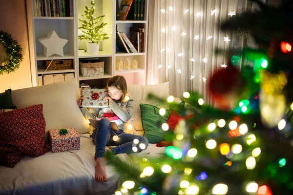 圣诞节的时候 可爱的小女孩在温暖舒适的客厅里用平板电脑在家里 在圣诞节前夕有网上视频通话的家庭 冬夜与家人和孩子呆在家里 — 图库照片