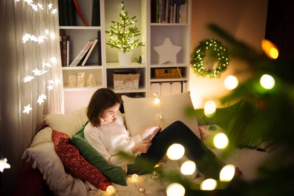 Menina Bonito Usando Tablet Casa Sala Estar Quente Aconchegante Natal — Fotografia de Stock