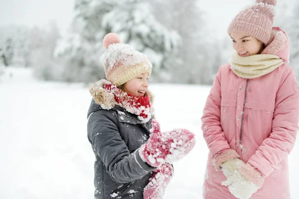 Dvě Rozkošné Mladé Dívky Baví Spolu Krásném Zimním Parku Roztomilé — Stock fotografie