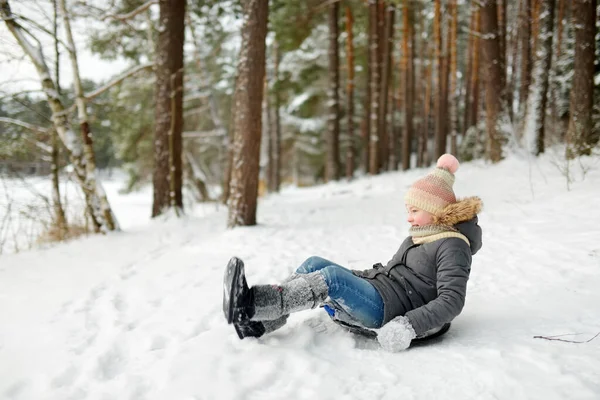 Chica Divertida Divirtiéndose Con Trineo Hermoso Parque Invierno Lindo Niño — Foto de Stock