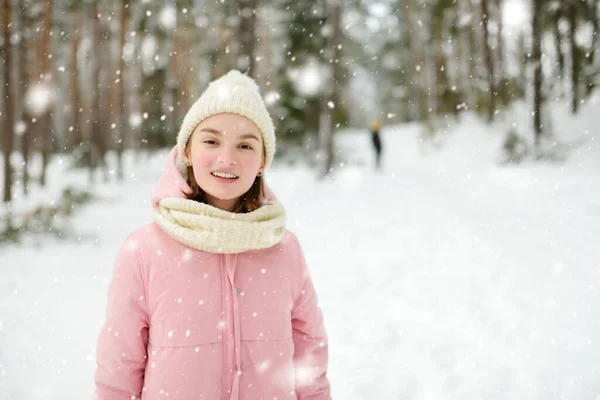 Urocza Młoda Dziewczyna Bawiąca Się Pięknym Zimowym Parku Podczas Opadów — Zdjęcie stockowe
