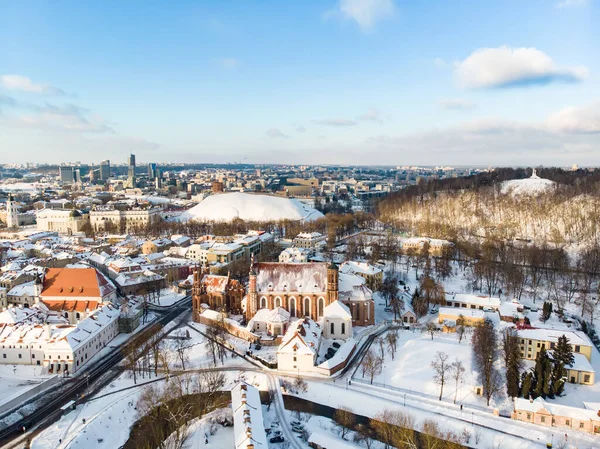 Hermoso Panorama Ciudad Vilna Invierno Con Casas Cubiertas Nieve Iglesias — Foto de Stock