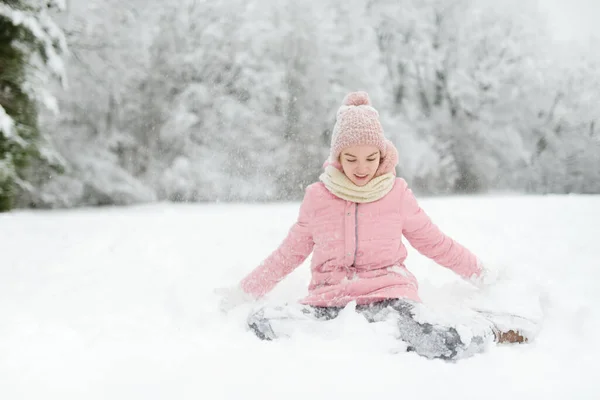 Schattig Jong Meisje Dat Zich Vermaakt Een Prachtig Winterpark Tijdens — Stockfoto