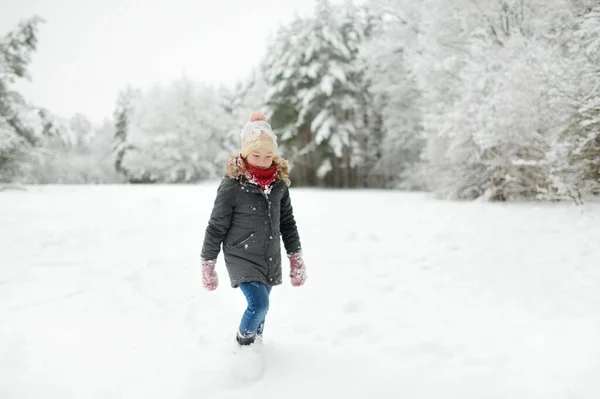 Adorable Joven Divirtiéndose Hermoso Parque Invierno Durante Las Nevadas Lindo —  Fotos de Stock