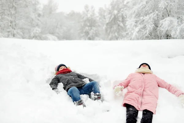 Δύο Αξιολάτρευτα Νεαρά Κορίτσια Διασκεδάζουν Μαζί Στο Όμορφο Χειμερινό Πάρκο — Φωτογραφία Αρχείου