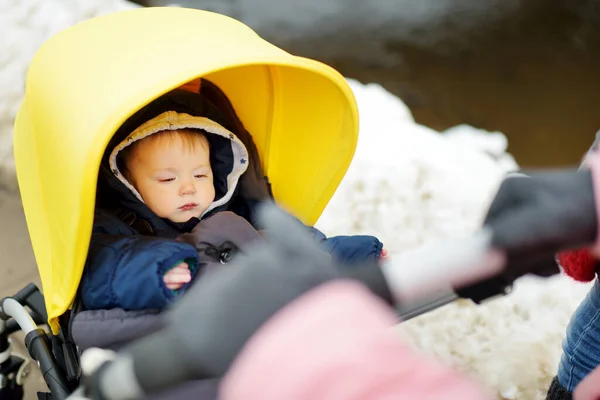 Dulce Bebé Con Ropa Abrigo Sentado Cochecito Aire Libre Niña — Foto de Stock