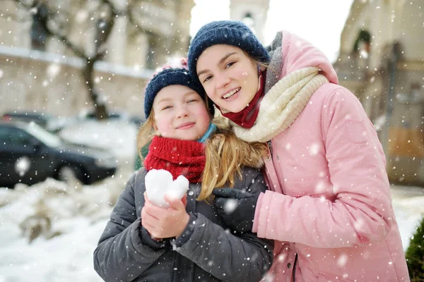 两个可爱的妹妹在一个城市美丽的冬日里玩得很开心 可爱的孩子们在冬城散步 儿童冬季活动 — 图库照片