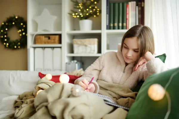 Mooi Tienermeisje Studeert Tekent Bank Een Gezellige Woonkamer Met Kerstmis — Stockfoto