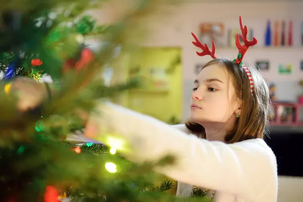 Rozkošná Mladá Dívka Zdobí Vánoční Stromek Barevnými Skleněnými Ozdoby Ořezávání — Stock fotografie