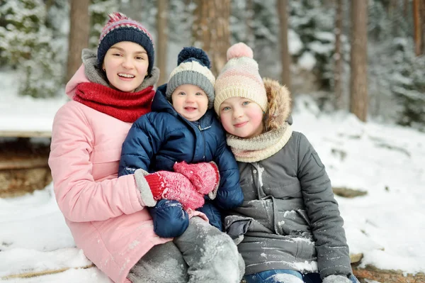 Két Nővér Kisöccsük Jól Érzik Magukat Szabadban Két Fiatal Lány — Stock Fotó