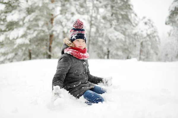 雪の中で美しい冬の公園で楽しんでいる愛らしい若い女の子 雪の中で遊ぶかわいい子供 子供連れの家族のための冬の活動 — ストック写真