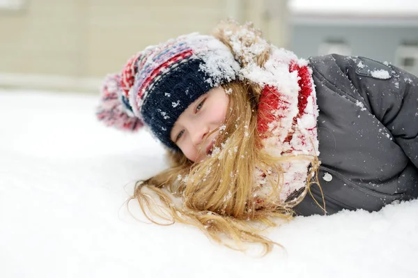 Adorabile Ragazza Che Diverte Nel Bellissimo Parco Invernale Durante Nevicate — Foto Stock