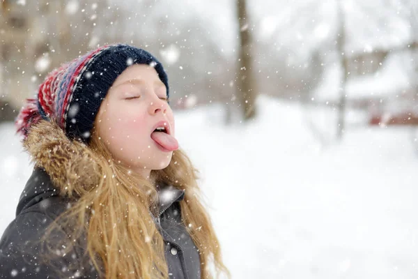 Adorabile Ragazza Che Diverte Nel Bellissimo Parco Invernale Durante Nevicate — Foto Stock