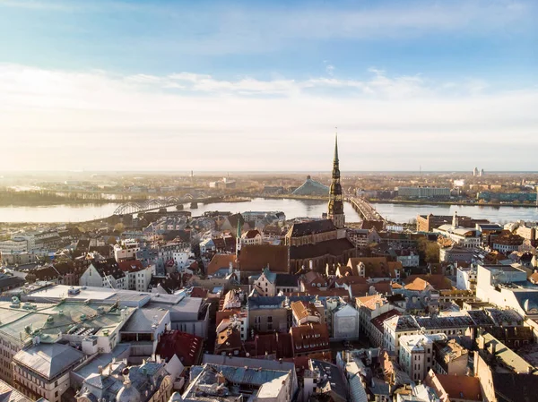 Piękna Panorama Miasta Ryga Zimą Pokrytymi Śniegiem Domami Kościołami Ulicami — Zdjęcie stockowe