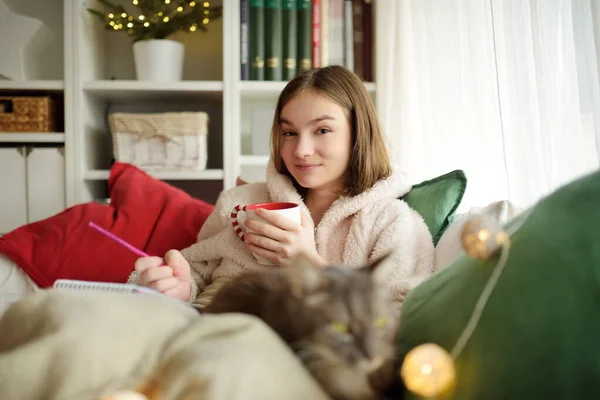 Mooi Tienermeisje Studeert Tekent Bank Een Gezellige Woonkamer Met Kerstmis — Stockfoto