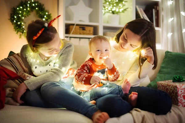 Zwei Ältere Schwestern Und Ihr Süßer Kleiner Bruder Amüsieren Sich — Stockfoto