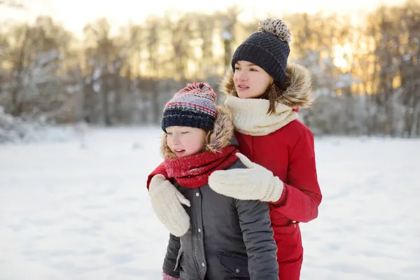 Dos Adorables Chicas Jóvenes Divirtiéndose Juntas Hermoso Parque Invierno Bonitas — Foto de Stock