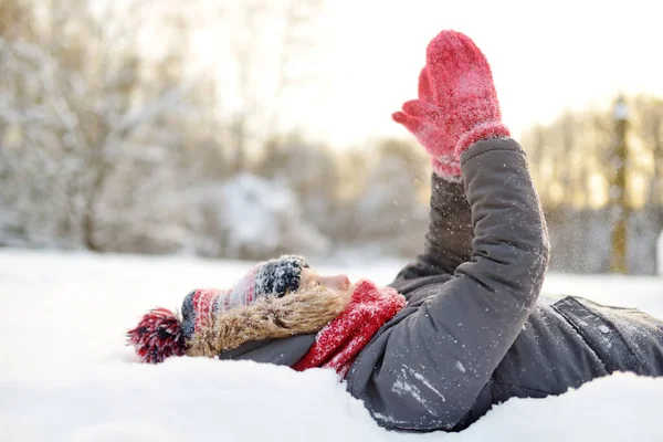 Αξιολάτρευτο Νεαρό Κορίτσι Που Διασκεδάζει Στο Όμορφο Χειμερινό Πάρκο Κατά — Φωτογραφία Αρχείου