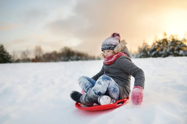 在美丽的冬季公园里玩雪橇的小女孩真有趣 可爱的孩子在雪地里玩耍 儿童冬季活动 — 图库照片