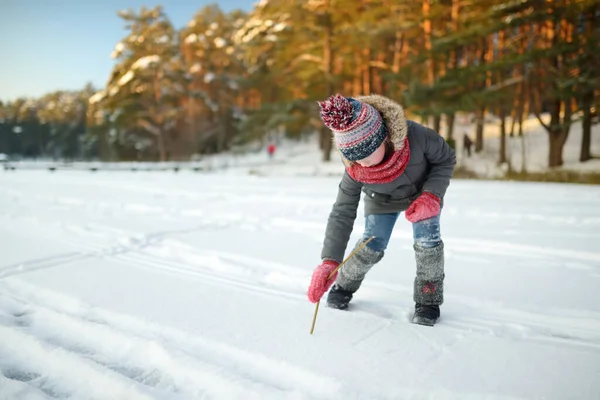 Garota Adorável Divertindo Belo Parque Inverno Durante Queda Neve Criança — Fotografia de Stock