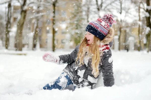 Tatlı Genç Kız Kar Yağarken Güzel Kış Parkında Eğleniyor Karda — Stok fotoğraf