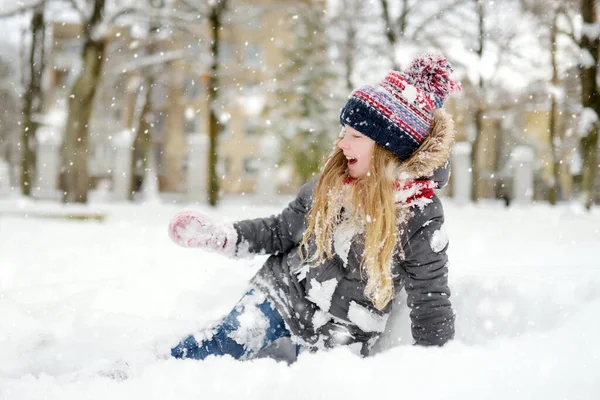 Garota Adorável Divertindo Belo Parque Inverno Durante Queda Neve Criança — Fotografia de Stock