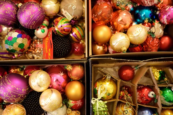 Variété Boules Noël Colorées Dans Une Boîte Découper Sapin Noël Photo De Stock