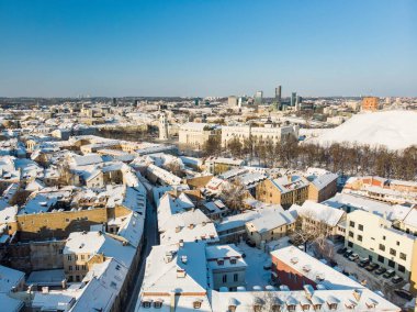 Kışın güzel Vilnius şehri manzarası. Karla kaplı evler, kiliseler ve sokaklar. Hava akşam manzarası. Litvanya 'nın Vilnius kentindeki kış manzarası.
