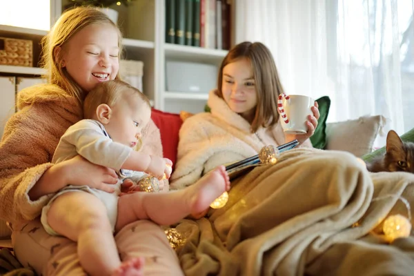 Twee Jonge Zusjes Hun Broertje Liggen Met Kerst Bank Een — Stockfoto