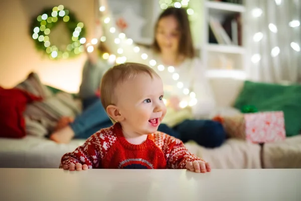 Gelukkige Kleine Jongen Die Plezier Heeft Met Zijn Familie Een — Stockfoto