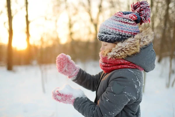 Underbar Ung Flicka Som Har Roligt Vackra Vinterpark Snöfall Söta — Stockfoto