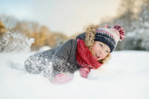 Очаровательная Молодая Девушка Развлекается Красивом Зимнем Парке Время Снегопада Милый — стоковое фото