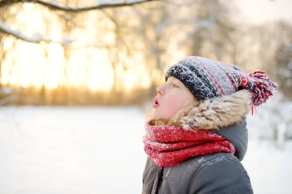 Underbar Ung Flicka Som Har Roligt Vackra Vinterpark Snöfall Söta — Stockfoto