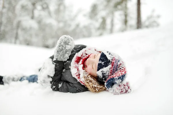 Adorabile Ragazza Che Diverte Nel Bellissimo Parco Invernale Durante Nevicate — Foto Stock