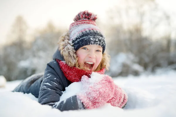 Adorable Joven Divirtiéndose Hermoso Parque Invierno Durante Las Nevadas Lindo — Foto de Stock