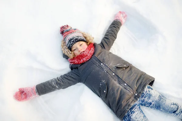 Garota Adorável Divertindo Belo Parque Inverno Durante Queda Neve Criança — Fotografia de Stock