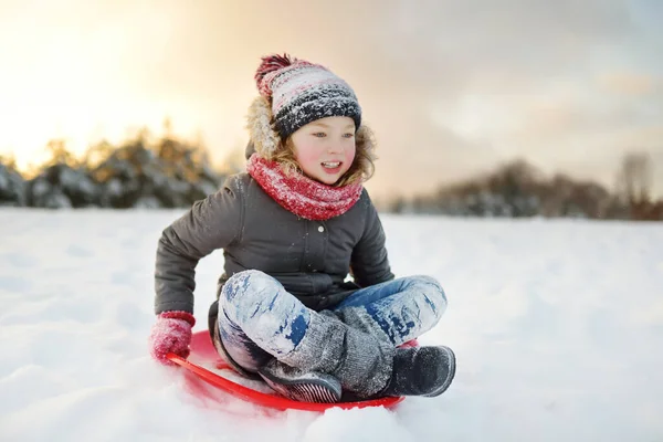 在美丽的冬季公园里玩雪橇的小女孩真有趣 可爱的孩子在雪地里玩耍 儿童冬季活动 — 图库照片