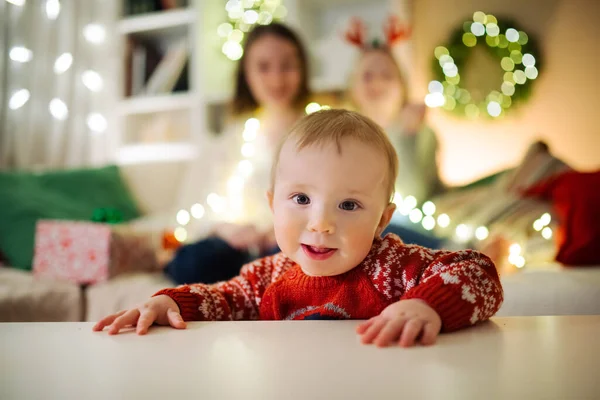 クリスマスの前夜に居心地の良いリビングルームで家族と楽しい時間を過ごしている幸せな小さな赤ちゃん 自宅でクリスマスを祝う 家族や子供と冬の夜 — ストック写真