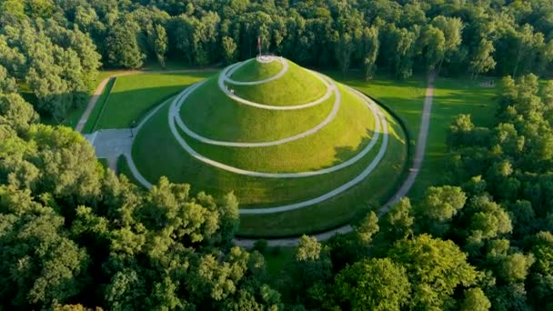 Flygfoto över Pilsudskis Mound, en konstgjord kulle belägen nära Krakow — Stockvideo