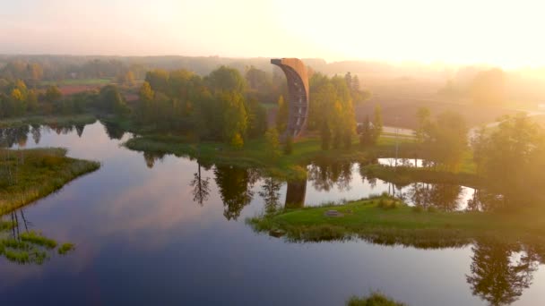 Luchtfoto van Kirkilai karstmeren en uitkijktoren in de zonnige herfstochtend — Stockvideo