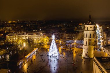 VILNIUS, LITHUANIA - 27 Kasım 2021: Geceleyin süslenmiş ve aydınlatılmış Noel ağacının havadan görünüşü, Vilnius, Litvanya