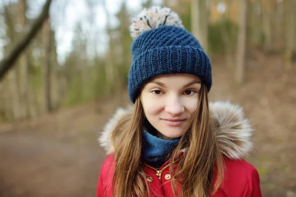 Roztomilá Mladá Dívka Baví Během Lesní Cestu Krásný Zimní Den — Stock fotografie